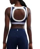 Top deportivo azul marino con contorno blanco y detalles en lila, de calce ajustado y breteles anchos.