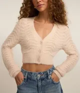 Cardigan cropped color crema con escote en V, manga larga y punto ondulado.