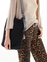 Spolverino corto color beige de tejido de punto con lurex.