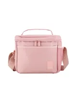 Kit de tres piezas color negro que incluye una mochila, una lonchera y una cartuchera. La mochila cuenta con un compartimento principal espacioso, bolsillo frontal con cierre y tirantes ajustables. La lonchera posee un asa superior y la cartuchera es de diseño compacto. Todas las piezas presentan un estilo minimalista con un parche de la marca.