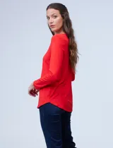 Remera negra de modal con cuello a la base y mangas largas.