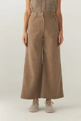 Pantalón marrón de tiro alto y corte jeanero, confeccionado en lana fina sin teñir.