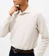 Remera de manga larga para hombre, confeccionada en algodón con tejido texturizado tipo ottoman. Presenta cuello tipo polo con cierre de botones y un calce cómodo.