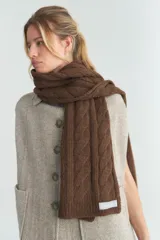 Bufanda larga color marrón claro, tejida en lana con diseño de trenzas.