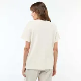 Camiseta de lactancia de manga corta color blanco marfil, con estampado frontal multicolor que dice "MAMMA POWER" en letras de distintos tonos.