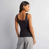 Camiseta negra de cuello cuadrado y breteles anchos.