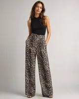 Pantalón palazzo de nylon con estampado animal print, tiro alto, pinzas frontales y pierna amplia.