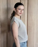 Musculosa de tejido de punto con textura, color fucsia, de corte recto y cuello redondo.