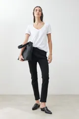 Remera verde de algodón con escote en V y mangas cortas.