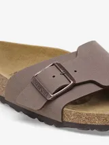 Sandalia Birkenstock modelo Catalina, color marrón topo, con una tira ancha de Birko-Flor con textura de nobuk y hebilla metálica ajustable.