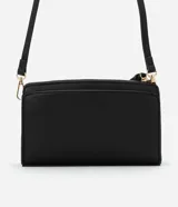 Cartera bandolera pequeña de poliuretano negro, con correa larga y cierre de cremallera.