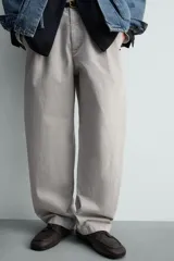 Zapato náutico de hombre, color marrón oscuro, fabricado en piel con acabado abatanado. Presenta cordones de piel, forro y plantilla interior de piel, y suela ultrafina.