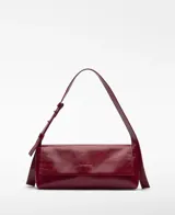 Bolso de hombro Adolfo Domínguez modelo Orión, confeccionado en piel de búfalo con textura craquelada y acabado brillante. Presenta un diseño rectangular con solapa, cierre magnético y asa corta regulable con hebilla.