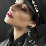 Aros colgantes con forma rectangular con glitter y la leyenda "Make Up" en uno y "Lover" en el otro.