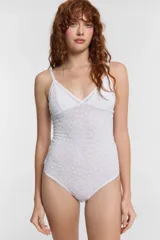 Body negro con estampado animal print, breteles finos y copas removibles.