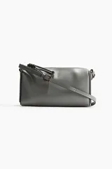 Cartera bandolera chica de color gris, con cierre superior y correa ajustable con hebilla.
