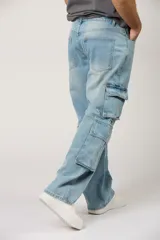 Jean baggy cargo de color celeste claro, de corte amplio y relajado, con múltiples bolsillos utilitarios en los laterales de las piernas.