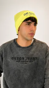 Gorro tipo beanie de tejido acanalado en color amarillo neón, con bordado en el frente.