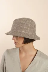 Sombrero tipo pescador unisex, color marrón con diseño de espiga. Confeccionado en lana fina sin teñir.