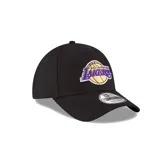 Gorro New Era negro con el logo de Los Angeles Lakers bordado en los paneles frontales en contorno de doble tono con los colores del equipo.
