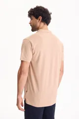 Chomba de piqué color blanco, con cuello polo y cierre frontal con tres botones.