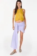Top musculosa amarillo de lino italiano, con cuello redondo y cierre frontal de botones de nácar.