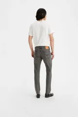 Jean skinny de hombre color gris oscuro, de tiro medio, con lavado desgastado y sin elasticidad.
