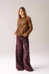 Pantalón wide leg de jean en tono azul, con diseño bicolor que combina paneles laterales en color blanco, bolsillos traseros appliqués y detalles de etiqueta de cuero con la marca.