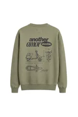 Buzo marrón de felpa con cuello redondo, manga larga y diseño con pequeño estampado frontal de una scooter y el texto "SOUTH BEACH".