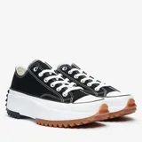 Championes Converse Run Star Hike Ox modelo de corte bajo, lona negra con cordones y costuras blancas, suela dentada de plataforma blanca con detalles negros y caramelo.