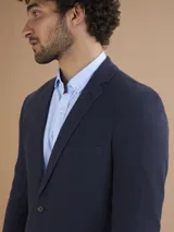 Blazer negro de corte clásico con dos botones frontales, solapa de muesca y bolsillos laterales.