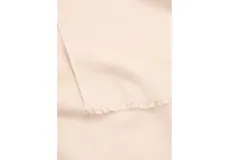 Fular liso de poliéster en color rosado, con terminaciones de flecos cortos en los extremos.