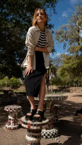 Falda midi de jean color negro, con corte recto y abertura lateral.