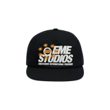 Gorra negra con visera plana, de diseño estructurado, con bordado frontal en relieve en color blanco y naranja con texto y detalles de estrellas.