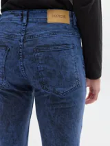 Jean de corte flare, tiro medio y lavado gastado.