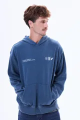 Buzo tipo canguro de felpa color azul con efecto lavado, capucha, bolsillo frontal tipo canguro y estampado gráfico pequeño en el pecho.