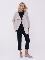 Piloto corto color beige con cuello alforzado y mangas 3/4.