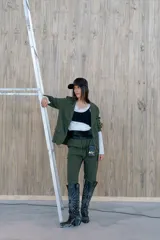 Pantalón de vestir verde oliva con raya diplomática, corte recto y tiro medio.