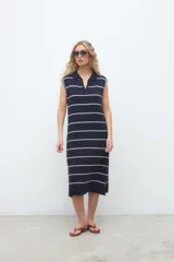 Vestido midi de punto azul marino con rayas horizontales blancas, sin mangas, con cuello polo y escote en V.