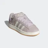 Championes Adidas Campus 00s de estilo urbano, confeccionados en cuero gamuzado color lila. Presentan las icónicas tres franjas laterales en color blanco crema, suela de goma con base color caramelo y detalles en dorado.