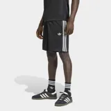 Short Adidas de corte clásico, color negro con las icónicas tres rayas blancas laterales y logo del trébol bordado en la pierna. Confeccionado en tejido de doble punto de poliéster reciclado, cuenta con cintura elástica y cordón de ajuste.
