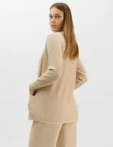 Cardigan abierto de tejido acanalado, con bolsillos frontales y mangas largas de corte entallado con puños de rib.
