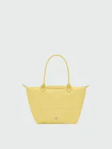 Bolso tote Longchamp modelo Le Pliage One en tamaño mediano, color bordó, con diseño minimalista, cierre superior y doble asa de mano.