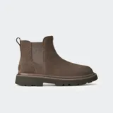 Botas tipo Chelsea de gamuza color marrón, con paneles laterales elásticos, lengüeta trasera y suela de plataforma dentada.