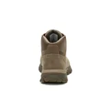 Bota tipo chukka de cuero color marrón, con cordones al tono, cuello acolchado y suela de goma dentada con gran tracción. Presenta el logo de la marca grabado en el lateral y en la puntera.