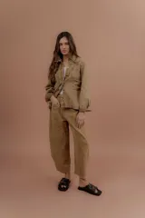 Chaqueta de jean azul, de corte entallado, con cuello camisero, cierre frontal con botones y bolsillos delanteros con solapa.