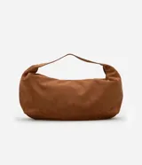 Bolso hobo de gamuza color marrón, con forma de media luna, cierre de cremallera y bretel ancho.