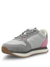 Zapatillas casuales con diseño contemporáneo, confeccionadas en una combinación de cuero gris y gamuza, con detalles en color rosado en el talón. Presentan suela de memory foam, cordones al tono y base dentada en color blanco y marrón.