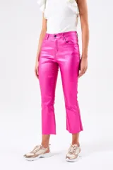 Pantalón de denim color fucsia con acabado brillante, corte flare y largo cropped.