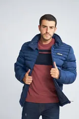 Campera puffer Mistral de corte regular, con cierre frontal completo, bolsillos laterales con cierre y capucha desmontable. Presenta logo de la marca en goma en el pecho.